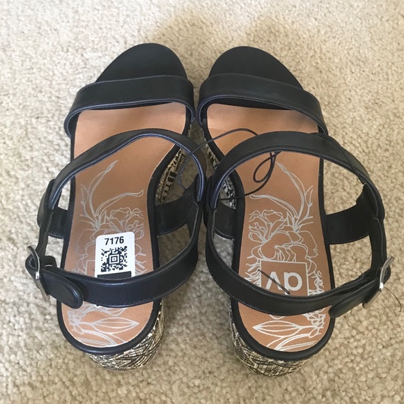 🔥2 x $25🔥DV “Brynn” tribal print platform sandal - Picture 3 of 6